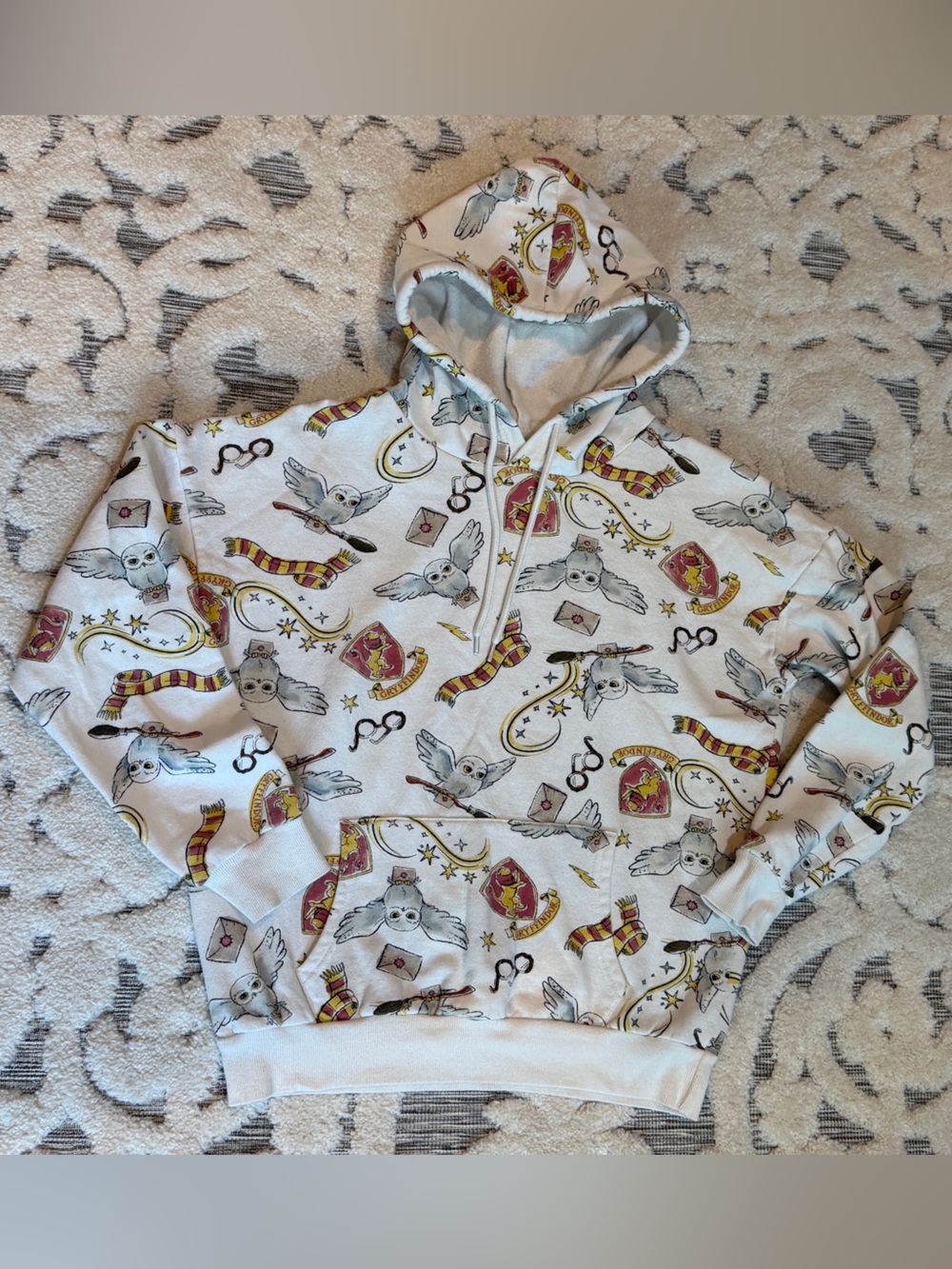 Harry Potter White Graphic Hooded Sweatshirt with Hedwig & Gryffindor Crest XS